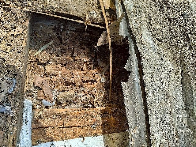 住宅雨漏り修理の明り取りの波板を撤去している状況