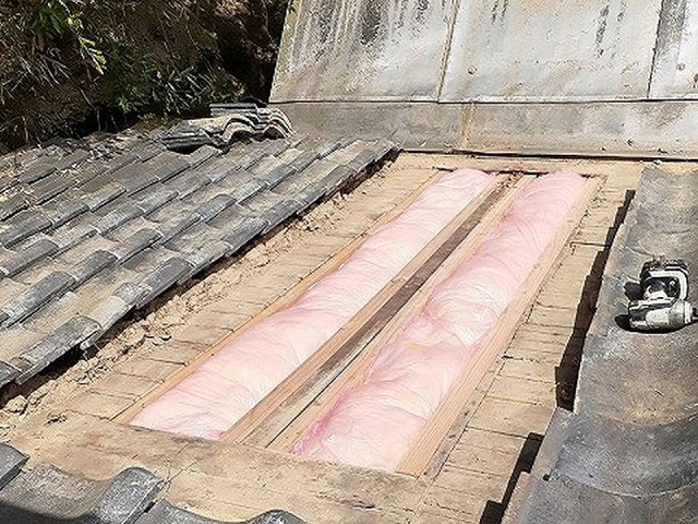 住宅雨漏り修理の開口部へ断熱材を充填した状況