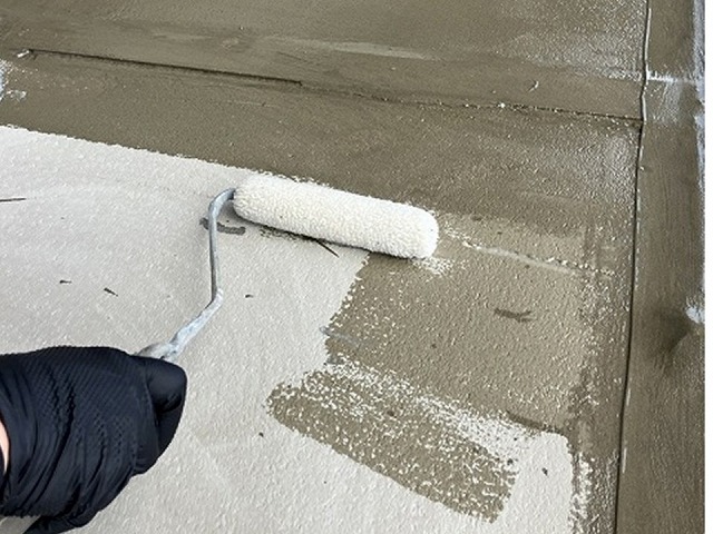 住宅屋上ウレタン塗膜防水工事のプライマー塗布工程