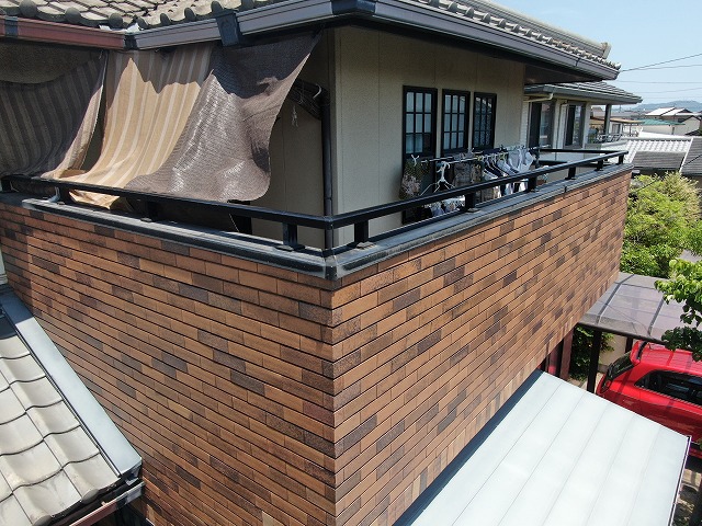 無料点検を行うタイルと窯業系サイディングを組み合わせた住宅の外観