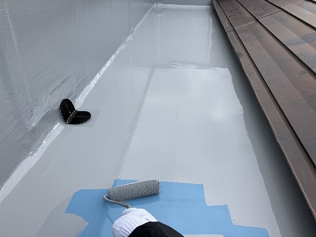 住宅屋上のウレタン塗膜防水工事トップコート塗布状況