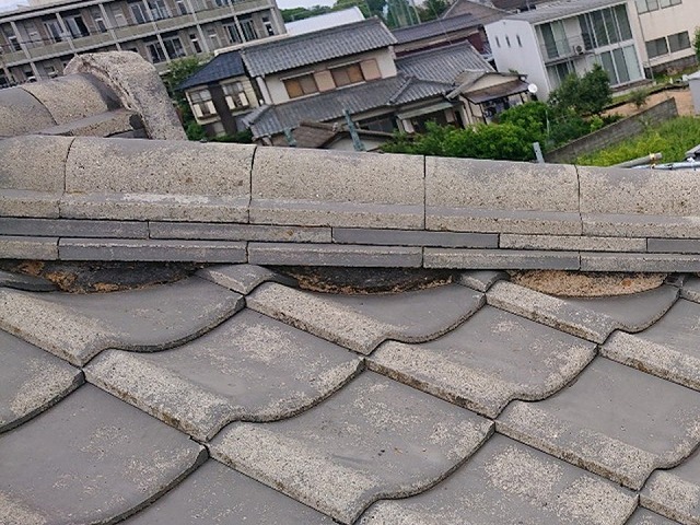 漆喰詰め直しを行う隅棟の漆喰に黒ずみやひび割れが生じている状況