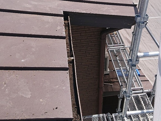 鳥の巣対策および屋根塗装工事の雨樋清掃工程