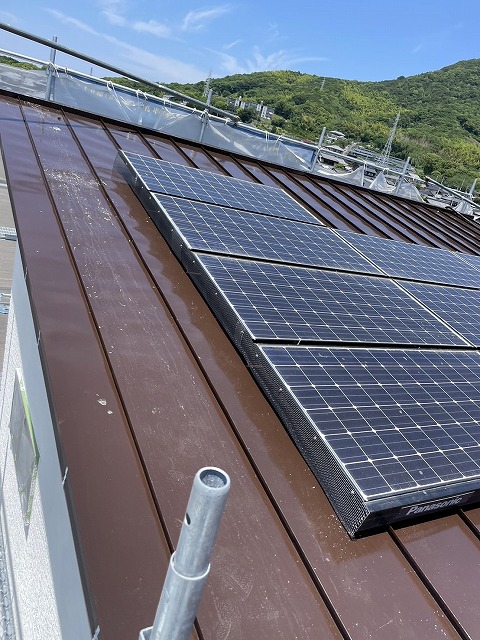 鳥の巣対策および屋根塗装工事の太陽光パネルの復旧が完了
