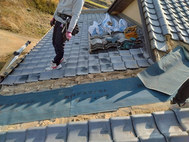 雨漏り修理にともなう屋根下地補修箇所への防水シート敷設