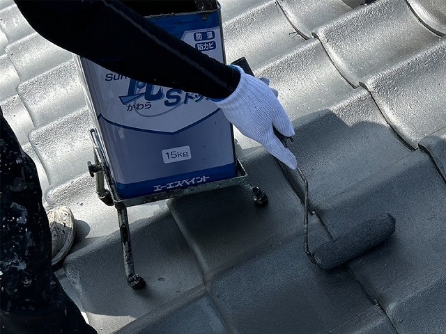 セメント瓦塗装工事で使用するアクリルシリコン樹脂塗料「Sun瓦Sトップ」