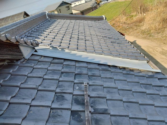 谷板金交換による雨漏り修理で箱型の樋を新設したうえで瓦材を再設置