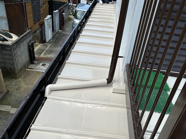 住宅金属屋根への塗装が完了