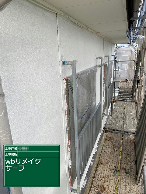 サイディング外壁塗装工事の「WBリメークサーフ」による下塗りの様子