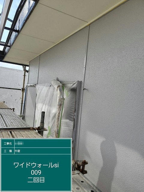 サイディング外壁塗装工事のワイドウォールSiを用いた上塗りの様子