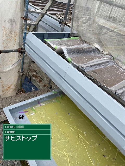 外壁塗装工事の屋外鉄部へのサビ止め塗料による下塗り