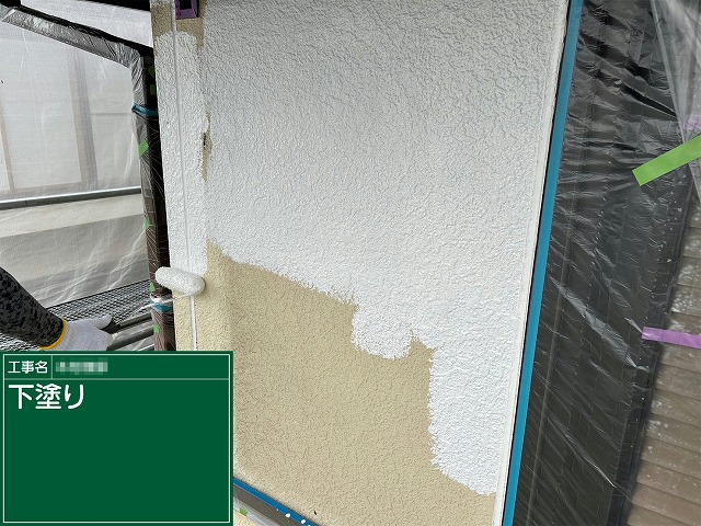 サイディング外壁塗装工事3回塗り工程の下塗り施工状況