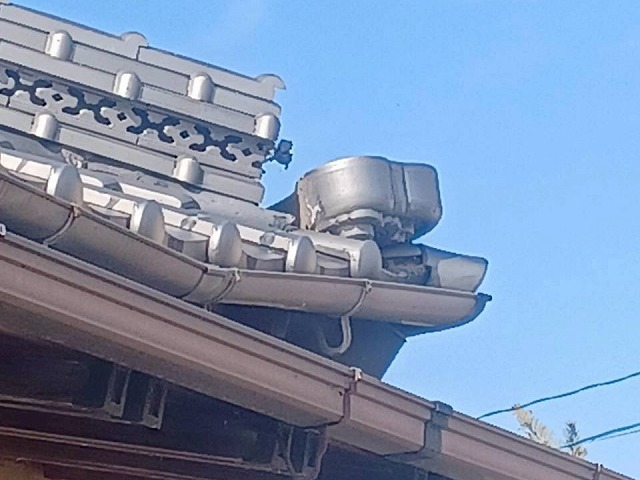 棟部先端に設置されていた鬼瓦が外れて倒れている危険な状況