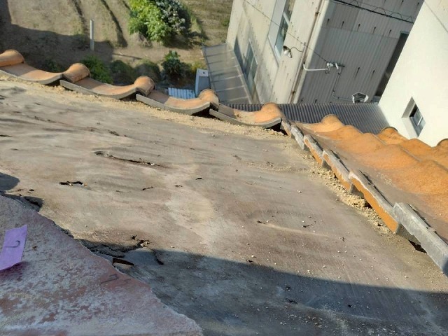 雨漏り修理のため割れた瓦周辺の瓦材の取り外し状況