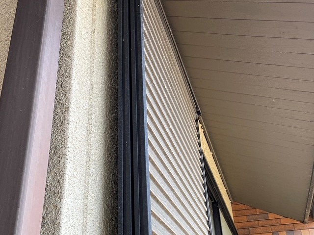 経年劣化による色あせが見られる金属製の軒天