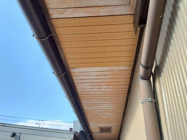 雨漏りの影響で傷んでいた軒天の部分張り替えが完了した仕上がりの状態