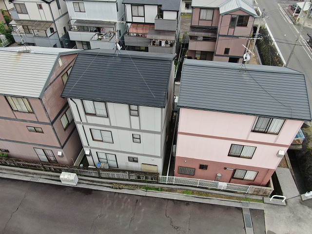 ドローンを使用して住宅の妻換気の破損状況を調査している様子