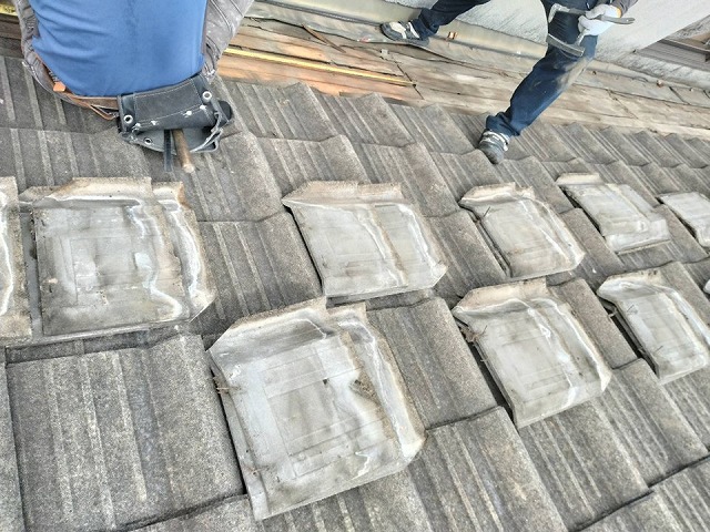 谷板金交換に向けて周辺のセメント瓦を取り外す前の屋根の状態
