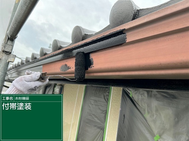 雨樋塗装工事のケレン処理後の1回目塗布工程