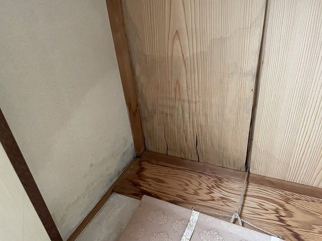 室内の天井板に広がる雨染みの様子