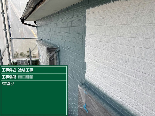 中塗り塗装が進むサイディング外壁の施工状況