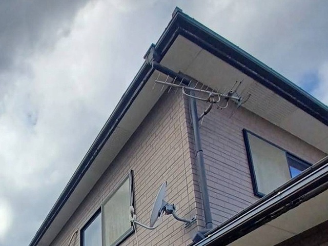住宅の軒樋と竪樋を見上げた全景の様子