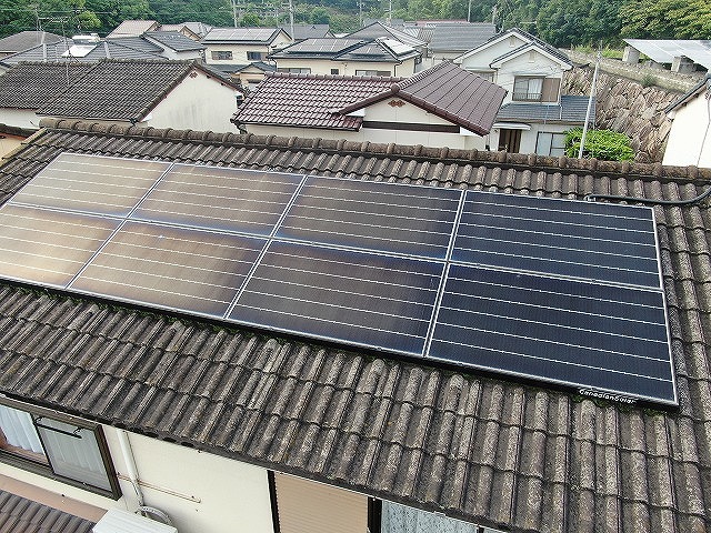 モニエル瓦屋根に設置された太陽光パネルの様子