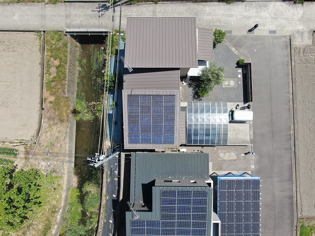 ドローンを使った住宅屋根点検の上空からの撮影