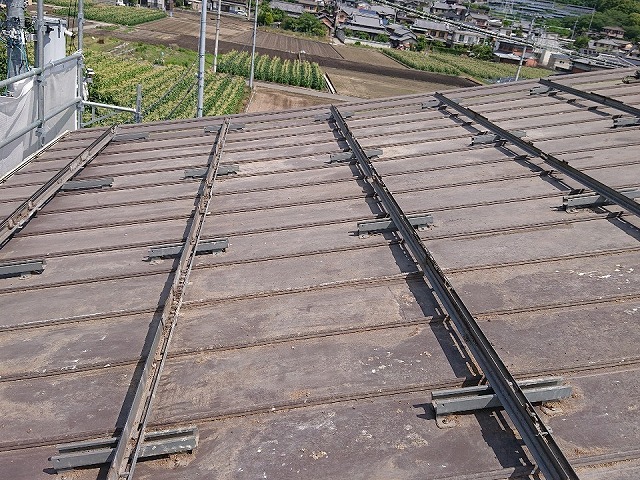 鳥の巣対策のために既設太陽光パネルを取り外して鳥の巣や糞を除去