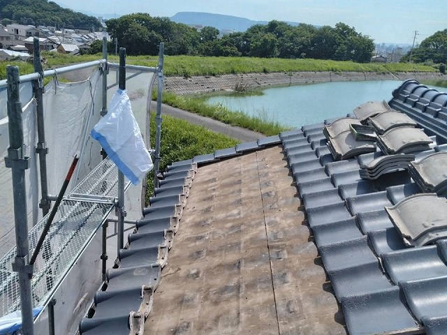 既存の瓦を取り外し、経年劣化した防水紙が露出した屋根の状態
