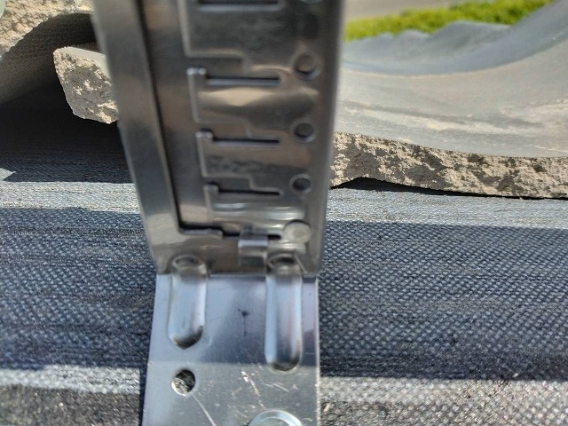 屋根下地に固定した棟の補強金物