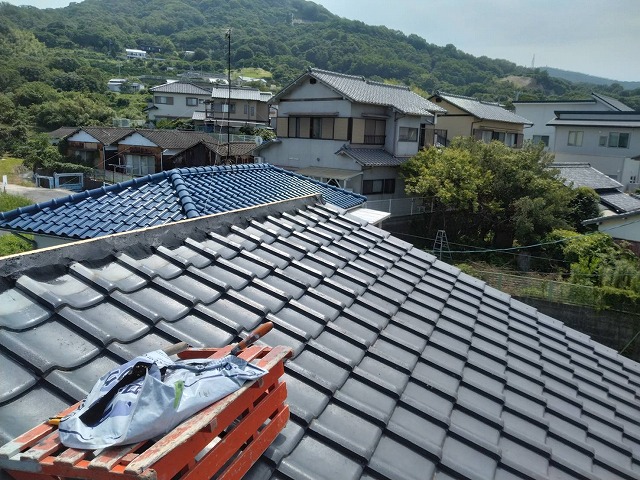 南蛮漆喰を詰め込んで棟部の土台を成形している施工状況