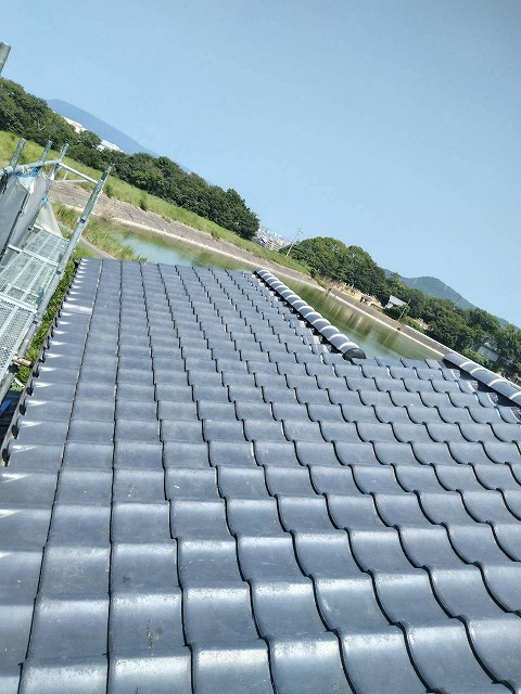 七寸丸瓦の設置が完了したを屋根の様子