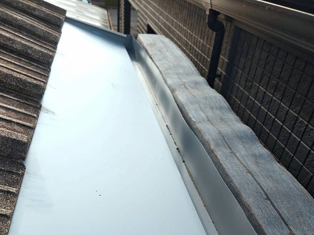 ガルバリウム鋼板製の谷板金を瓦屋根とパラペット部の間に設置した状態