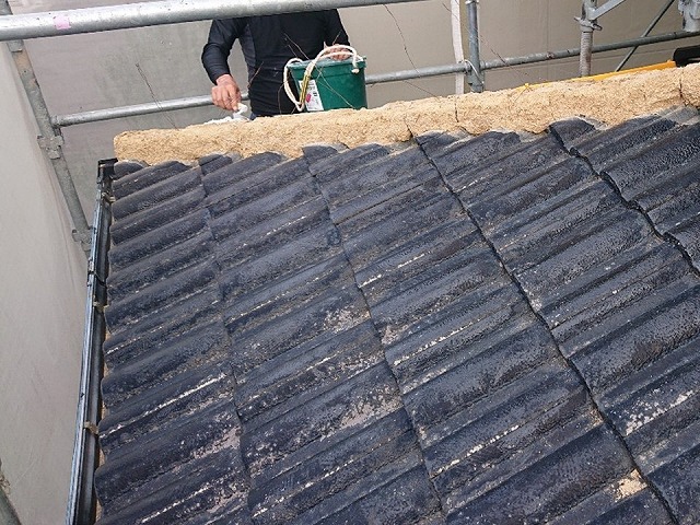 棟部漆喰詰め直し工事の漆喰塗りの様子