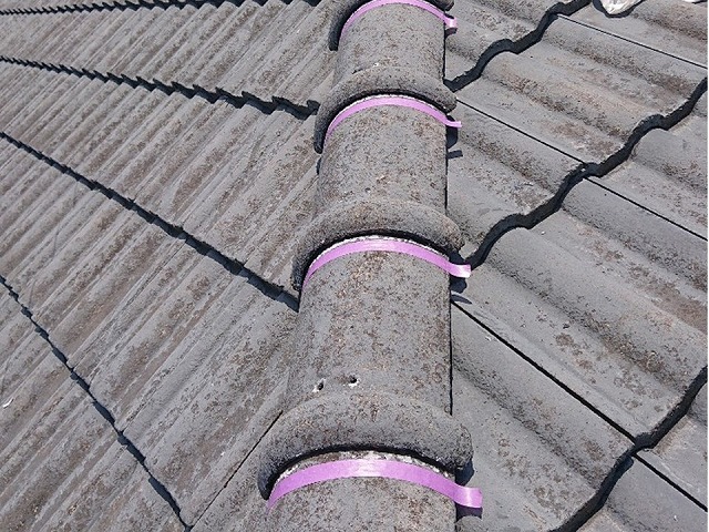 隅棟丸瓦へのラバーロック工法のマスキングテープ養生