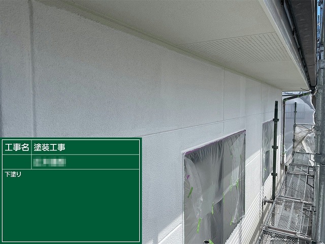ALC外壁塗塗装工事の吸い込み防止を図る下塗り工程