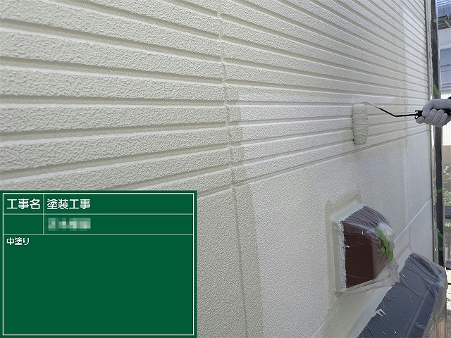 ALC外壁塗装工事の中塗り施行状況