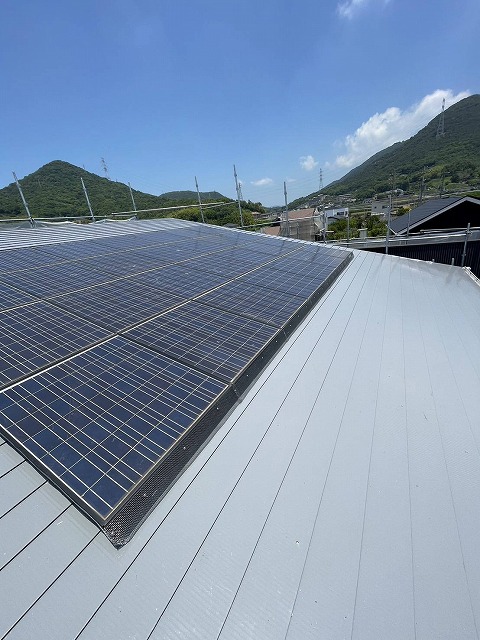 金属屋根塗装の完了後に太陽光パネルを再設置した状況