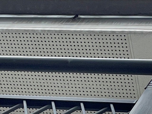 現場調査で住宅の雨樋や鼻隠しに劣化を確認