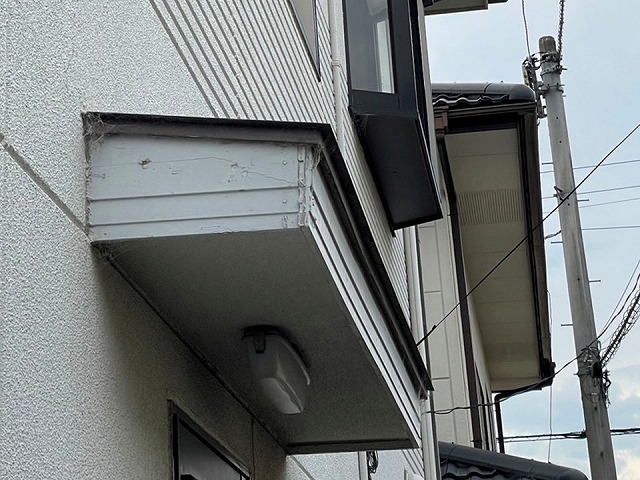 破風板に色あせや塗膜剥がれが目立っている状況