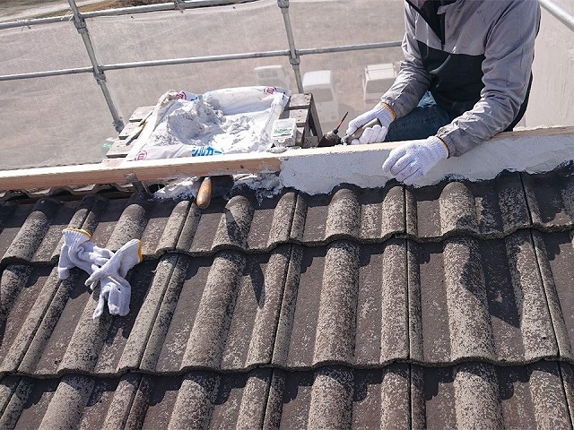 棟瓦取り直し工事の南蛮漆喰を用いた土台部構築