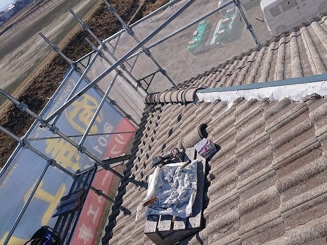 棟瓦取り直し工事の構築し直した土台への棟瓦再設置