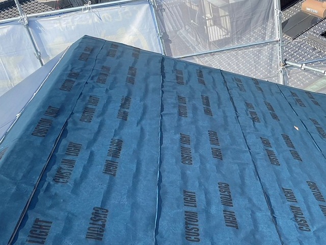 屋根カバー工事の粘着層付き改質アスファルトルーフィング「カスタムライト」の敷設
