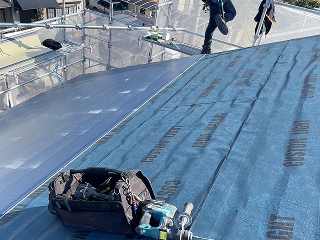 屋根カバー工事の軒天部分への金属屋根張り施工