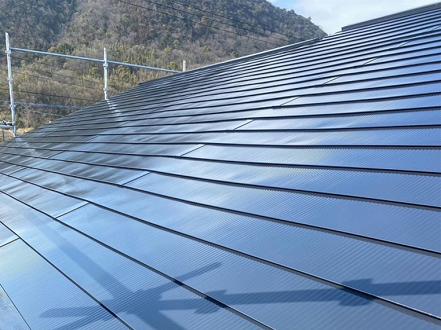 スレート屋根へのカバー工事の後に行った塗装が完了