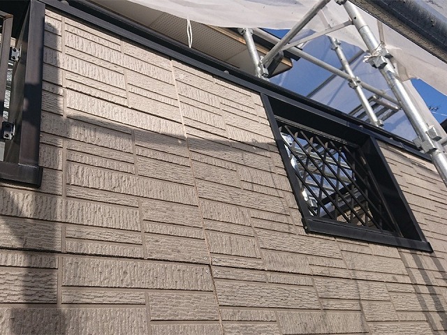 経年劣化で発生したサイディングズレのビス留め補修