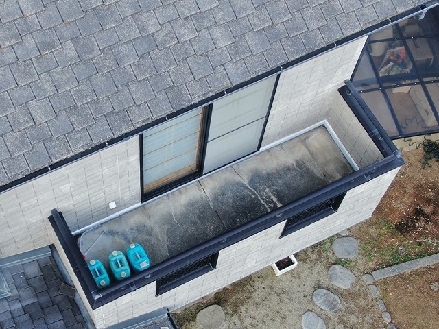 住宅のベランダ防水に塗膜剥がれやひび割れなどの経年劣化を確認した現場調査