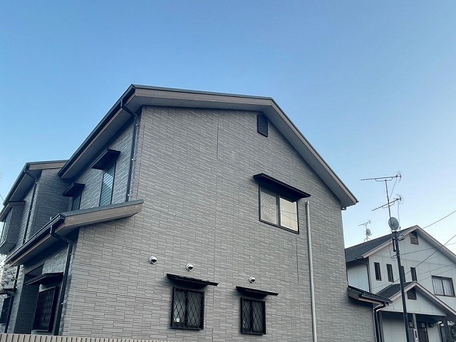 外壁メンテナンスを行う住宅の現場調査時の様子