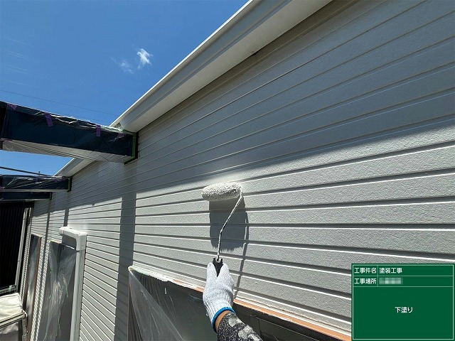 住宅建物塗装工事のサイディング外壁塗装下塗り施工
